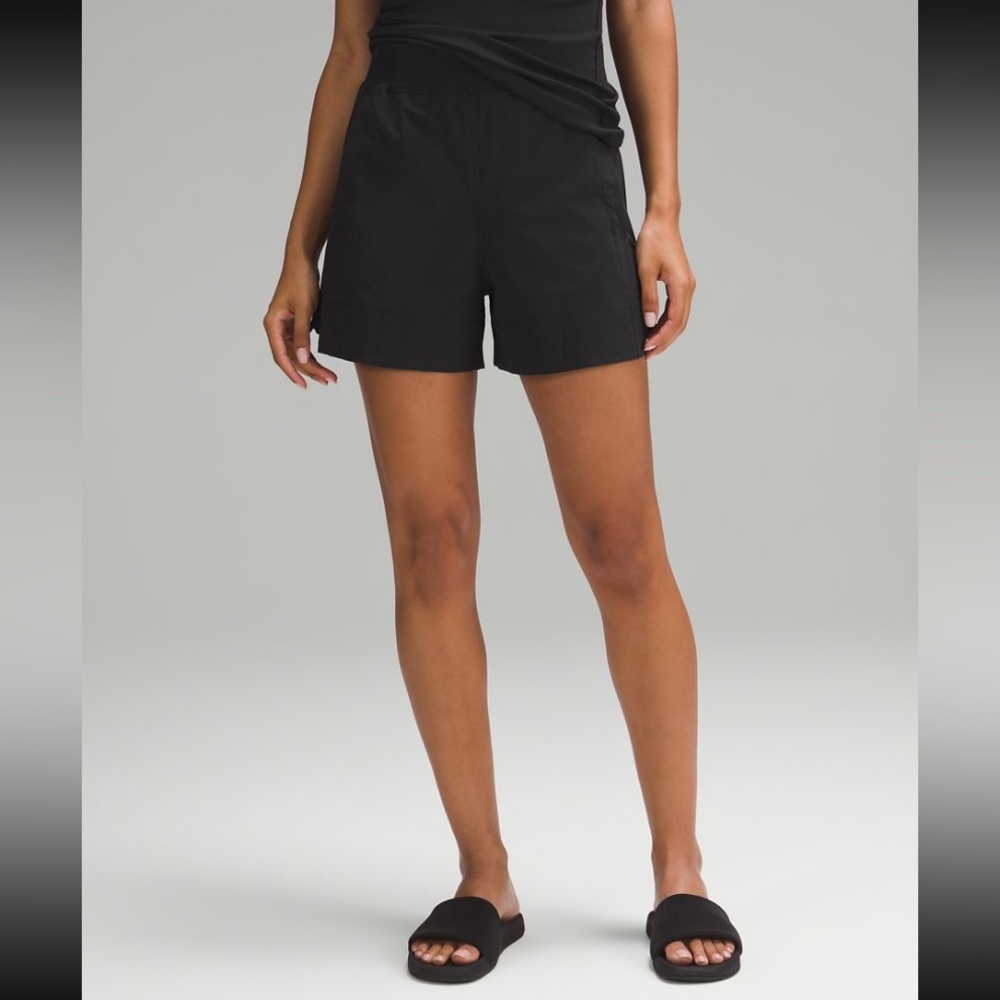 Lululemon Stretch Woven Relaxed-Fit High-Rise Short 4" size S